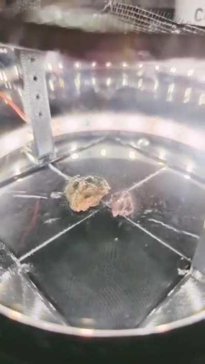 Uranium ore radiation seen in a cloud chamber