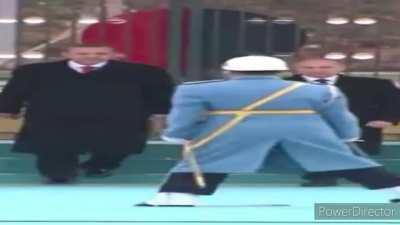 Ben ve arkadaşım yan sınıftan topumuzu almaya gidiyoruzdur