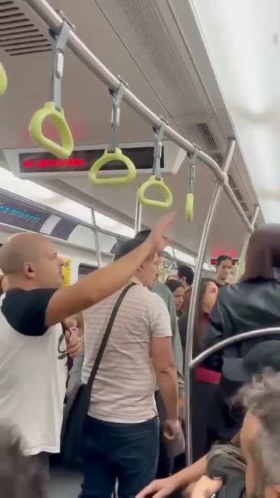 Dos sujetos se agarraron en el subte después de un roce y los terminaron bajando