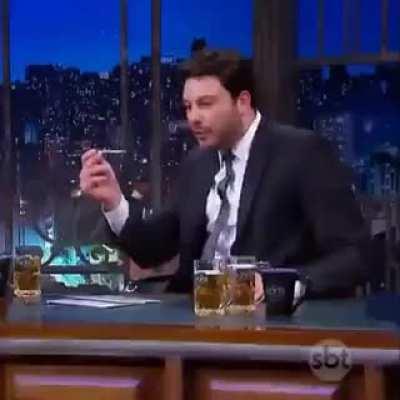 O avião começa a cair