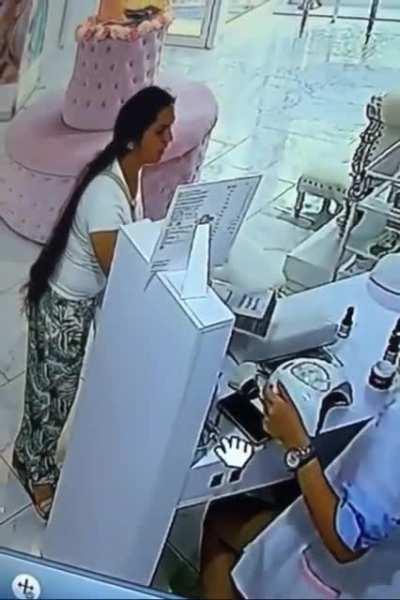 The customer saw the opportunity and stole workers smartphone in front of her eyes