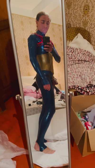 I want to show off my androgynous body, tightly bound in latex, to turn on every gaze 😈🔥