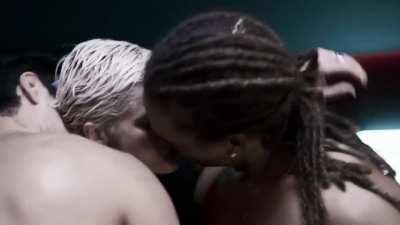 Agatha Moreira fazendo Ménage à trois