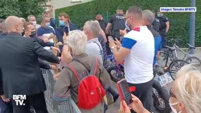 Outro ângulo do tapinha que Macron levou hoje de manhã