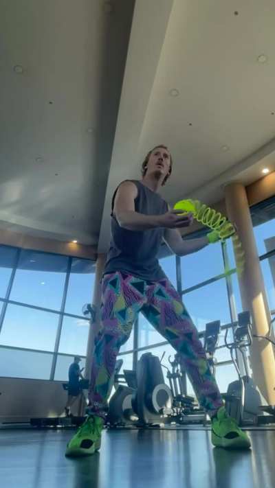 Symmetrical outward twist pattern