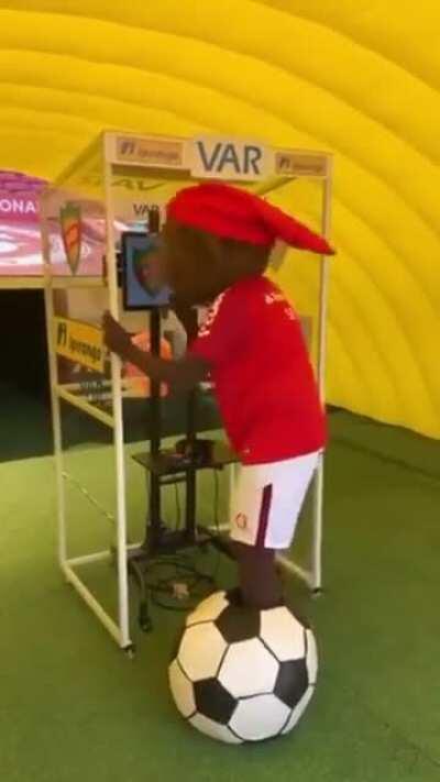 Internacional x Bragantino. Lance do pênalti é analisado pela arbitragem.