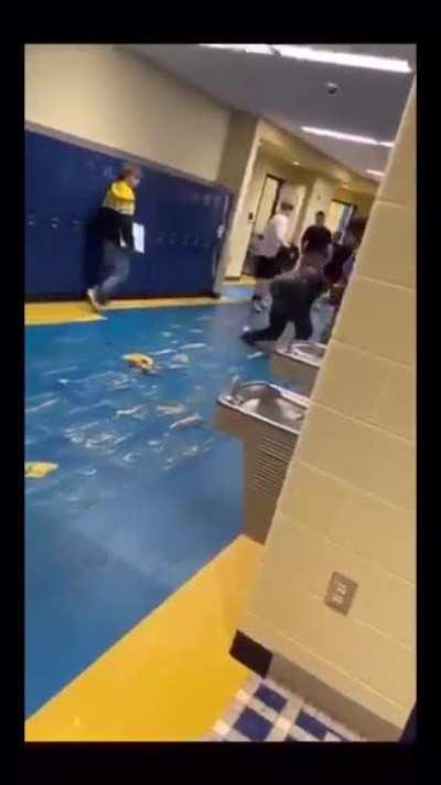 highschool fight 🤣🤚🏻🤚🏻