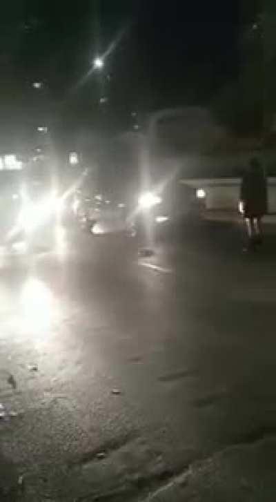 Feminista es salvada de atropello