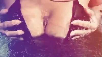 She seems to know how to do it well 👀 