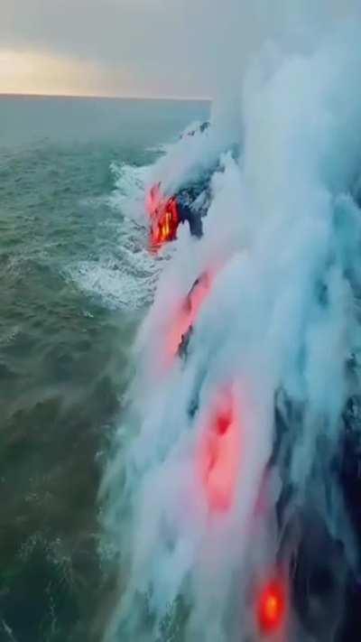 🔥 Magma flowing into the Pacific Ocean, Hawaii