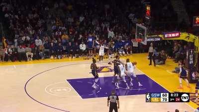 [Highlight] Lebron James with a beautiful threading pass to Reaves, who fakes out 2 Warriors defenders and drops in the easy layup