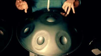 These handpan rolls getting faster and faster