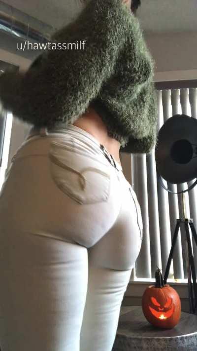 Ass so phat even girlfriends check me out 👀