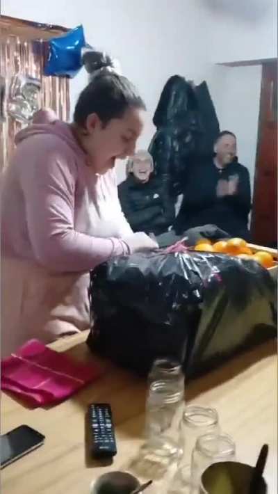 Piba de Tucumán recibió un cajón de mandarinas para su cumpleaños de 15