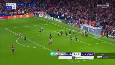 Em Madrid, depois do apito final, o VAR conferiu um pênalti para o Atlético. Os colchoneros estavam empatando em 2 a 2 com o Leverkusen, e isso aconteceu: