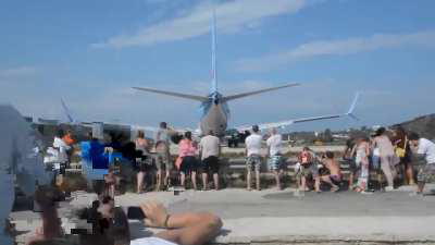 Crazy jet blast from a 737 at Skiathos!
