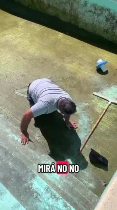 Contrató a un vecino para limpiar la pileta y el hombre terminó accidentado