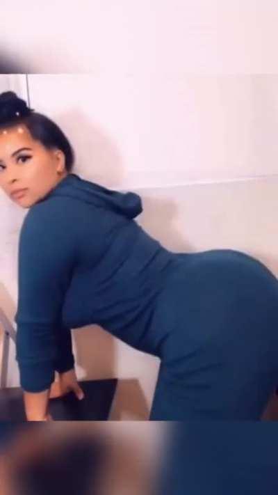 Alexandra Twerking Her Juicy Sushi Roll. . .