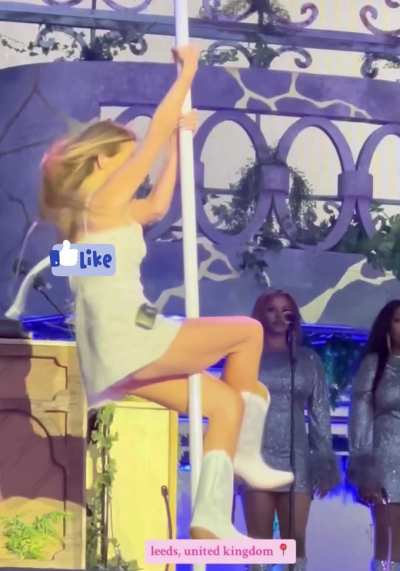 Flashing her ass and panties on the pole🐱