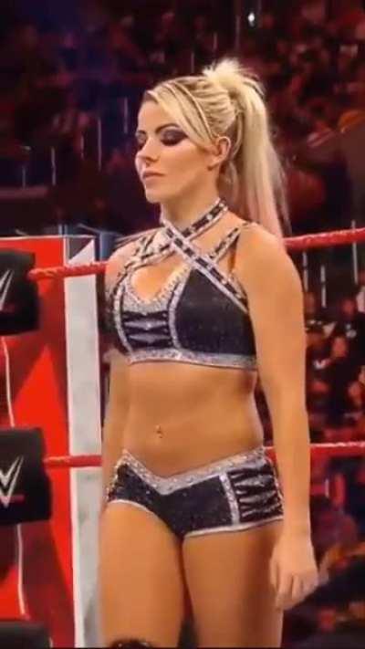 Her tight belly sexy as ever 😍🤤