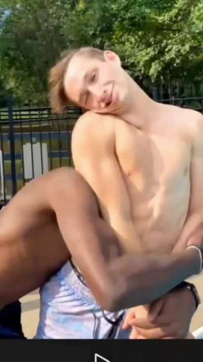 piscina + amigo = stephen hawking