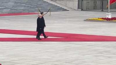 Ao som de “Novo Tempo”, Lula é recebido por Xi em Pequim