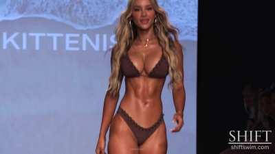 Fake Tan ✔ Fake Tits ✔ 100% Bimbo 💯