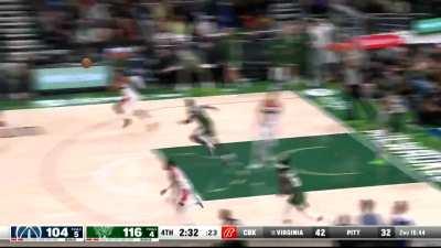 [Highlight] Giannis nearly ends Daniel Gafford on the missed dunk attempt