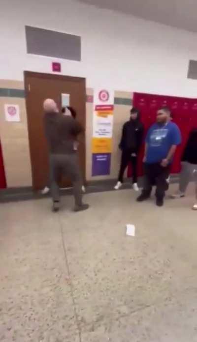 US Teacher protect student from bully,  Teacher 🍷🗿🇺🇸