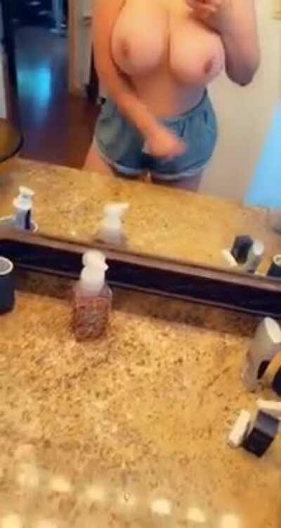 Getting ready for work and my ADD is out of control today. Gonna be late! 😬