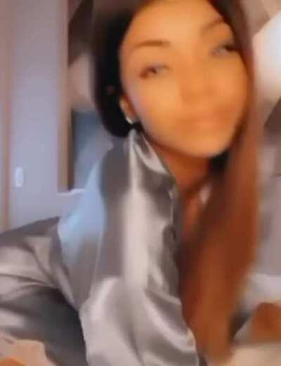 Jiggling in robe😍🍑🍑