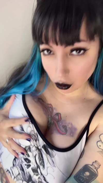 My booty's so thick, it's practically a national treasure [22F]