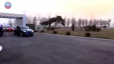 North Korean leader Kim Jong-un arrived for the first time at an official event in an Aurus Senat car, which was given to him by the Russian president.
