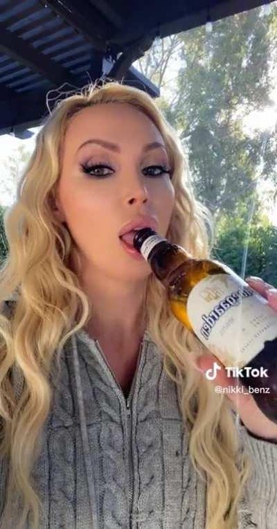 Nikki Benz @nikki_benz