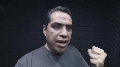 jaja, el do&ntilde;as realizando un primal scream