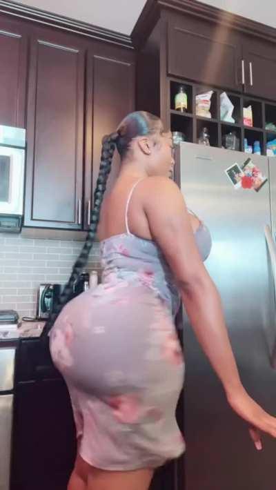 She’s just so damn beautiful and her ass so damn big 😍