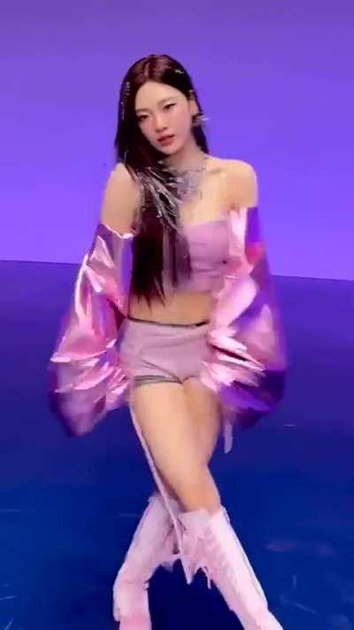 I'd really love to just fuck Ningning silly and fill that belly full 