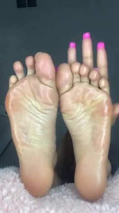 POV: you’re under my bed again while I’m oiling up my soles