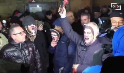 En Italia, activistas de derecha salen a protestar con máscaras de Milei