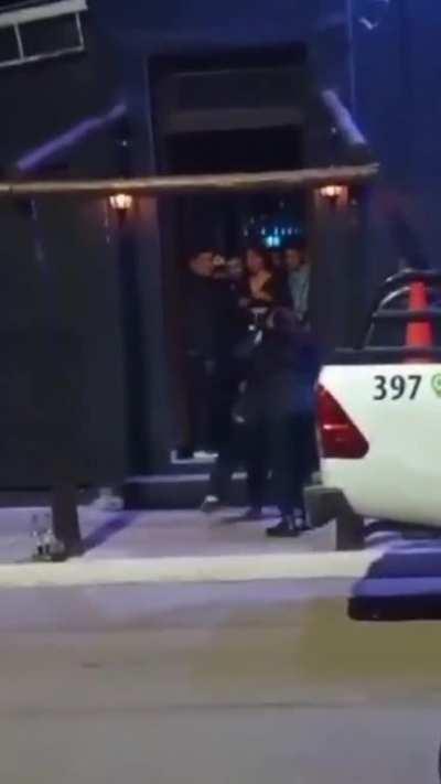 Corrientes: No la dejaron entran al boliche y atacÃ³ a piÃ±as a dos mujeres policÃ­as