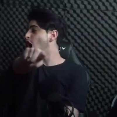 Rolochi cuspindo fatos