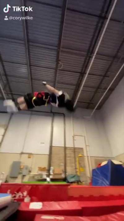 Some flips in my Sora cosplay for Halloween this year. ❤️ This was a lot of fun.