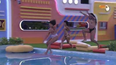 TopLess de Natalia, Jess e Linn na piscina