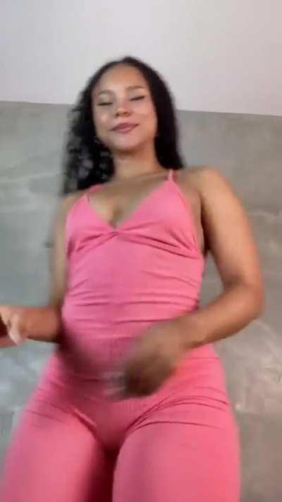 Emily (@ilovesmilinggg)