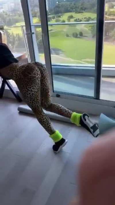 I love her leggins!