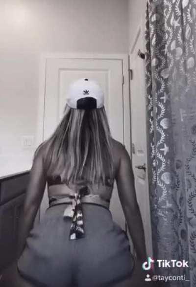Taynara twerks