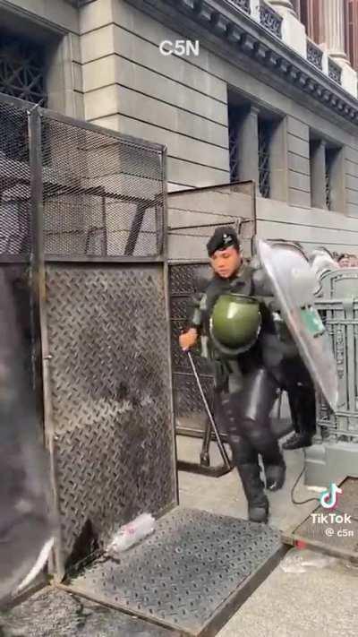 Los milicos deben estar cagandose de calor con esos uniformes