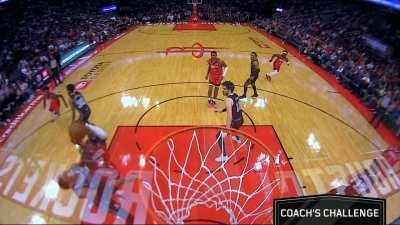 [Highlight] Jeff Green overpowers Wembanyama for the And-1. Coach Popovich challenges but is unsuccessful.