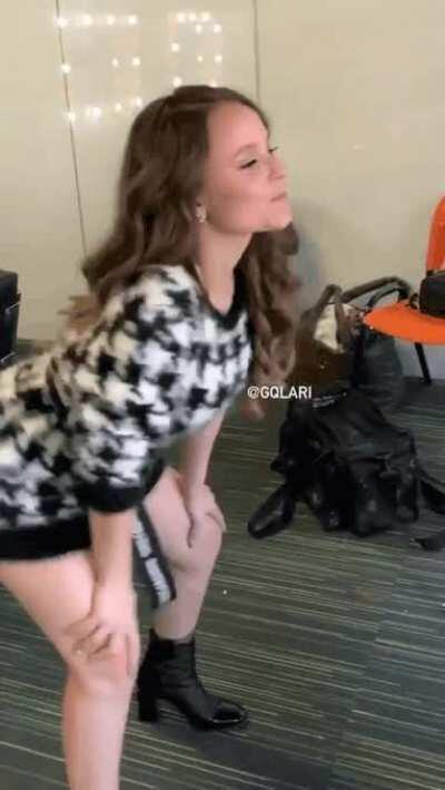 Larissa Manoela dançando