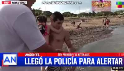 Notero vs. bañista en las aguas contaminadas de Vicente López